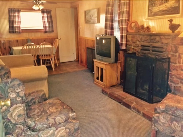 Imagen de la habitación del Hotel Golden Bear Cottages. Foto 13