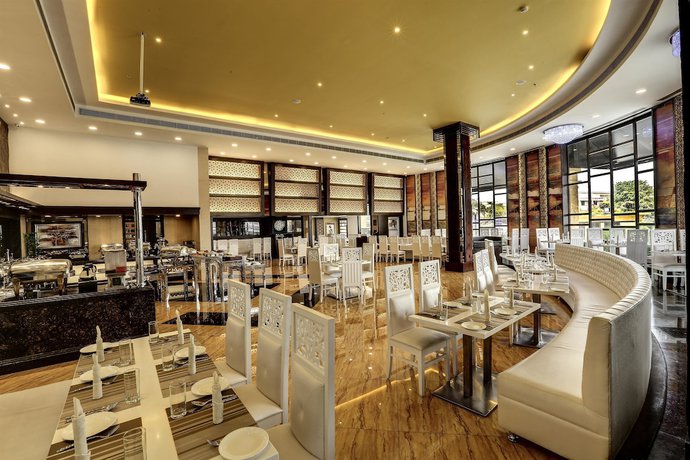 Imagen del bar/restaurante del Hotel Golden Chariot Vasai Hotel And Spa. Foto 3