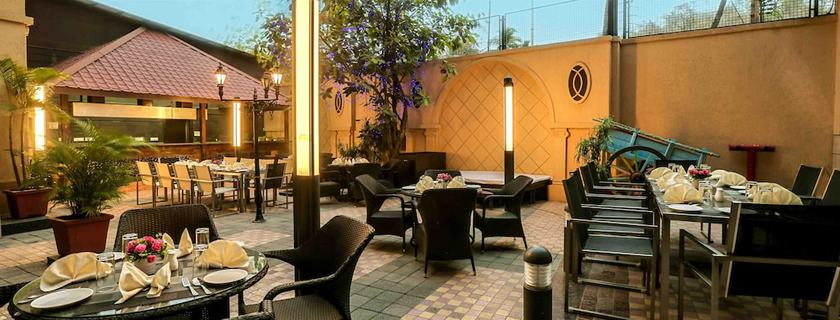 Imagen del bar/restaurante del Hotel Golden Chariot Vasai Hotel And Spa. Foto 6