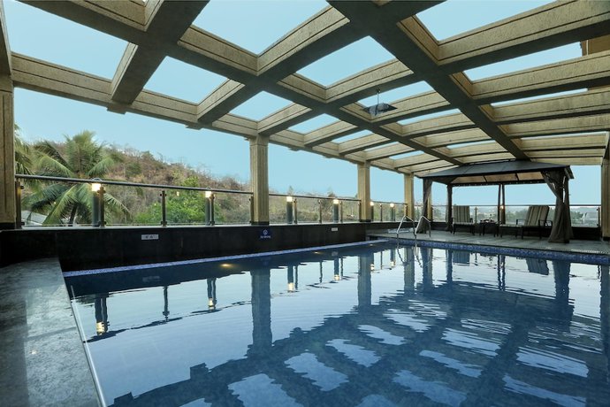 Imagen de la piscina del Hotel Golden Chariot Vasai Hotel And Spa. Foto 20