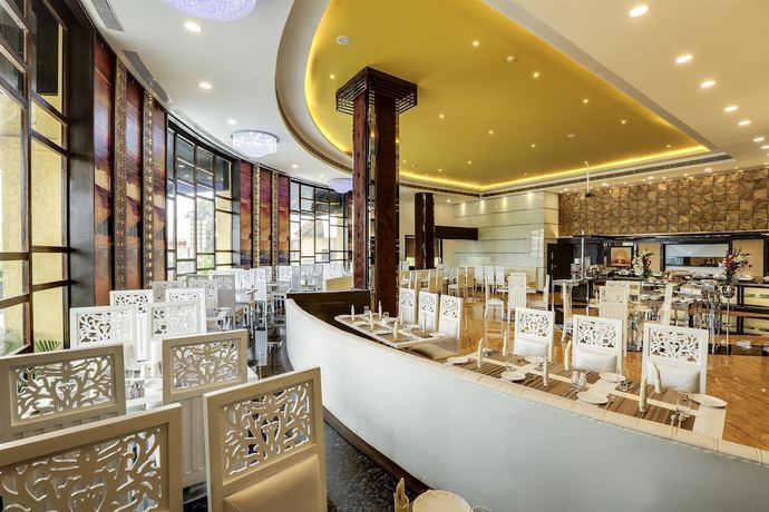 Imagen del bar/restaurante del Hotel Golden Chariot Vasai Hotel And Spa. Foto 7