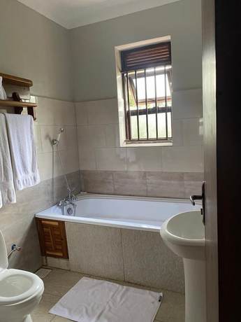 Imagen de la habitación del Hotel Golden Cherries Guest House. Foto 11