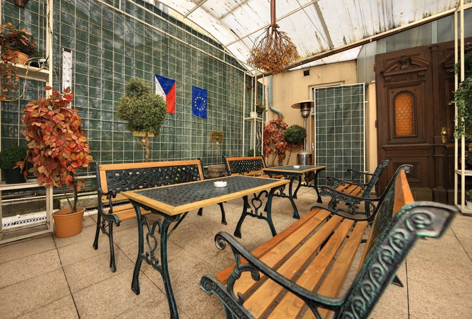 Imagen del bar/restaurante del Hotel Golden City Garni. Foto 2