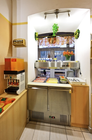 Imagen del bar/restaurante del Hotel Golden City Garni. Foto 3