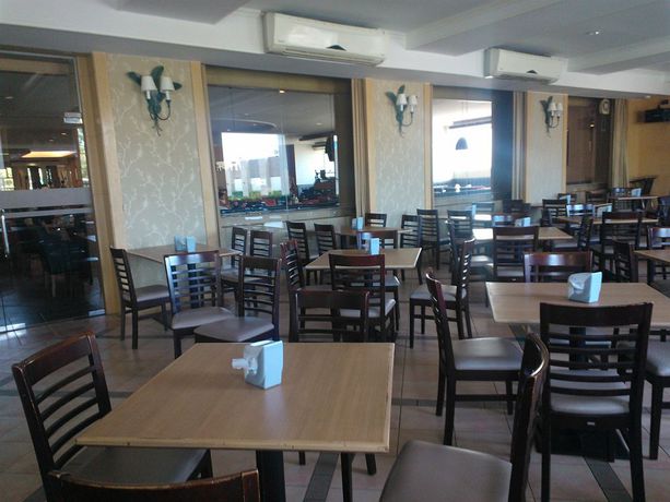Imagen del bar/restaurante del Hotel Golden City Rayong. Foto 2
