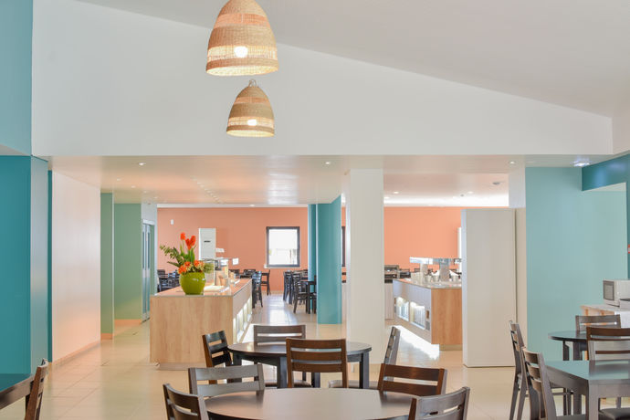 Imagen del bar/restaurante del Hotel Golden Club Cabanas. Foto 2