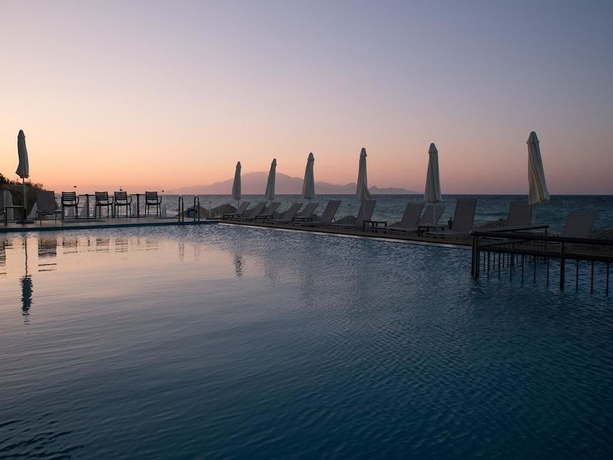 Imagen de la piscina del Hotel Golden Coast Resort. Foto 19