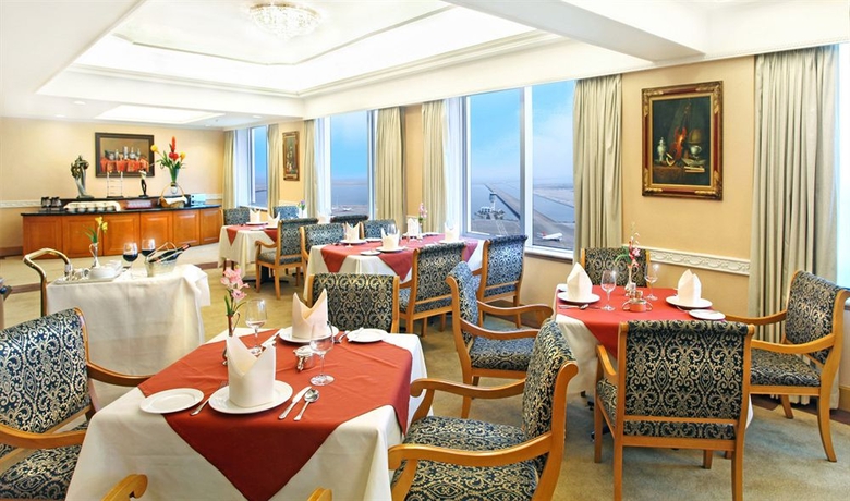 Imagen del bar/restaurante del Hotel Golden Crown China. Foto 3