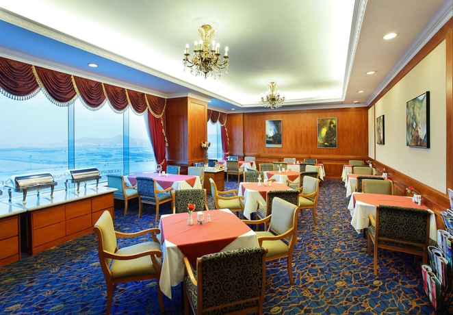 Imagen del bar/restaurante del Hotel Golden Crown China. Foto 4