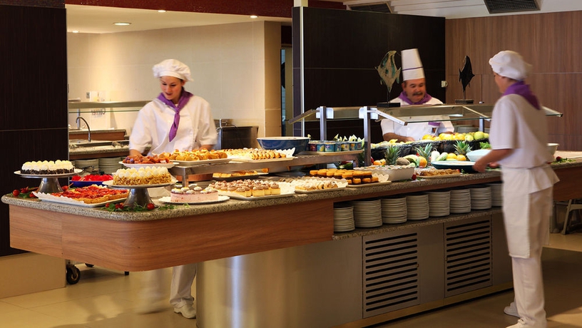 Imagen del bar/restaurante del Hotel Golden Donaire Beach. Foto 6