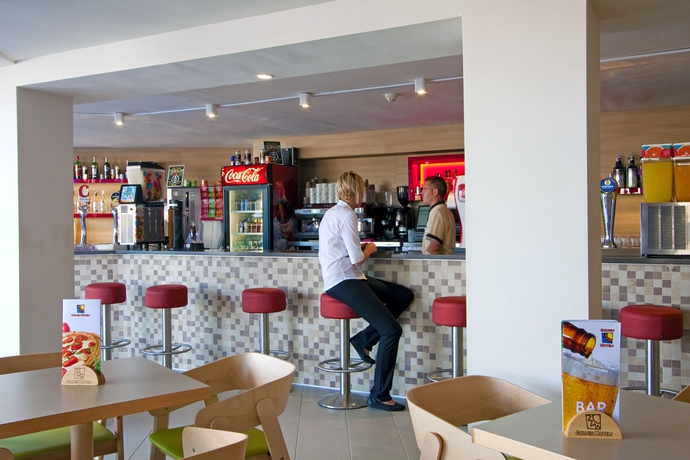 Imagen del bar/restaurante del Hotel Golden Donaire Beach. Foto 7