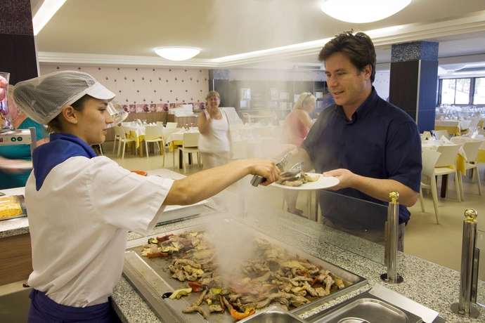 Imagen del bar/restaurante del Hotel Golden Donaire Beach. Foto 9