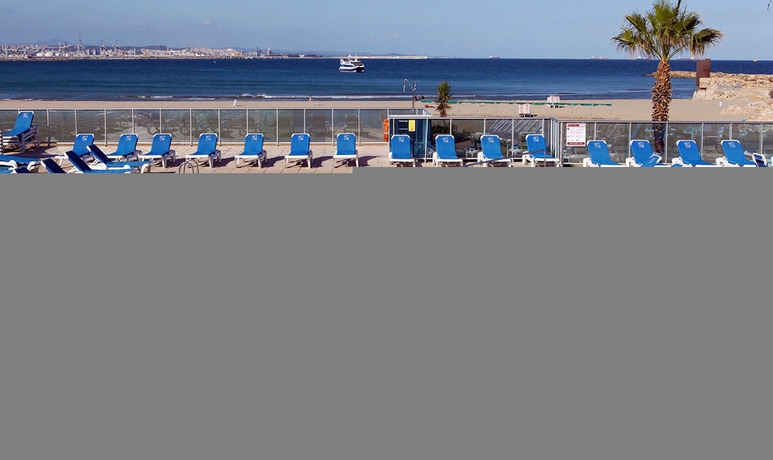 Imagen de la piscina del Hotel Golden Donaire Beach. Foto 14
