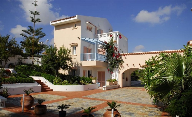 Imagen de la piscina del Hotel Golden Dream Apartments. Foto 5