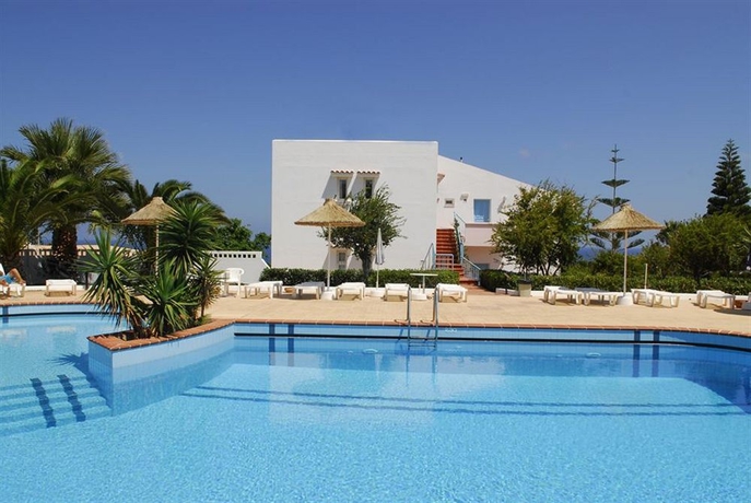 Imagen de la piscina del Hotel Golden Dream Apartments. Foto 6