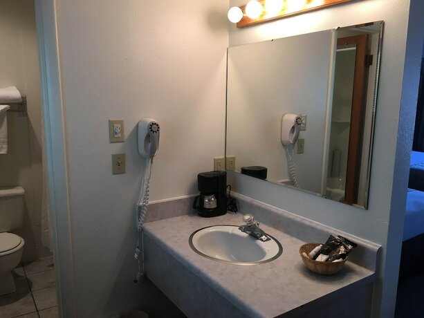 Imagen de la habitación del Hotel Golden Eagle Inn. Foto 14