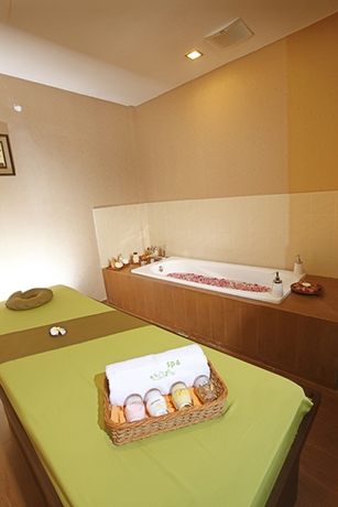 Imagen de la piscina del Hotel Golden Flower Bandung. Foto 7