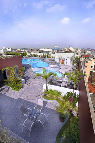 Imagen de la piscina del Hotel Golden Flower Bandung. Foto 8