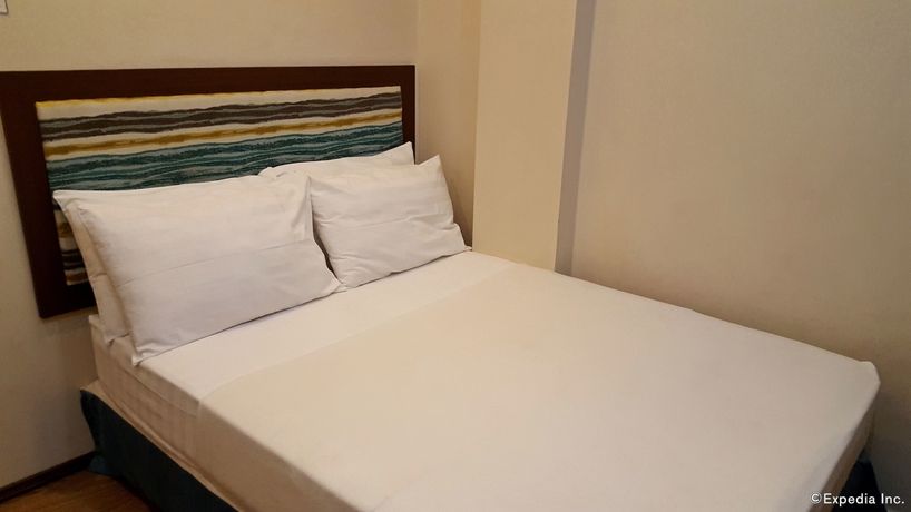 Imagen de la habitación del Hotel Golden Gate Suites. Foto 12