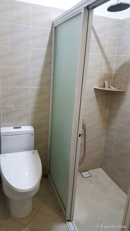 Imagen de la habitación del Hotel Golden Gate Suites. Foto 16