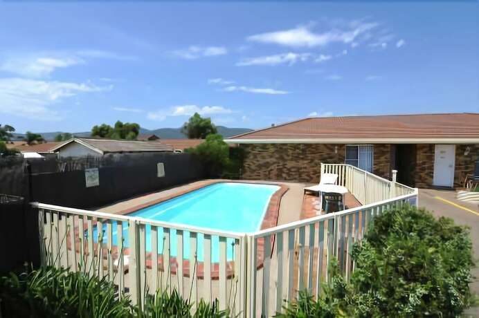 Imagen de la piscina del Hotel Golden Grain Motor Inn. Foto 28