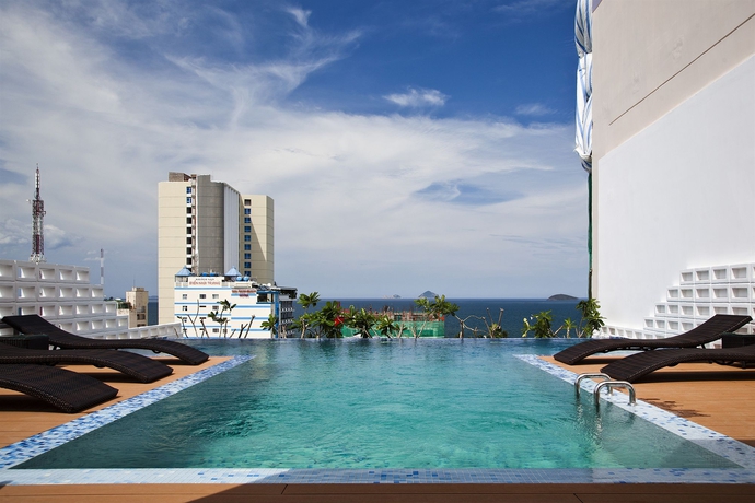 Imagen de la piscina del Hotel Golden Holiday Nha Trang. Foto 11
