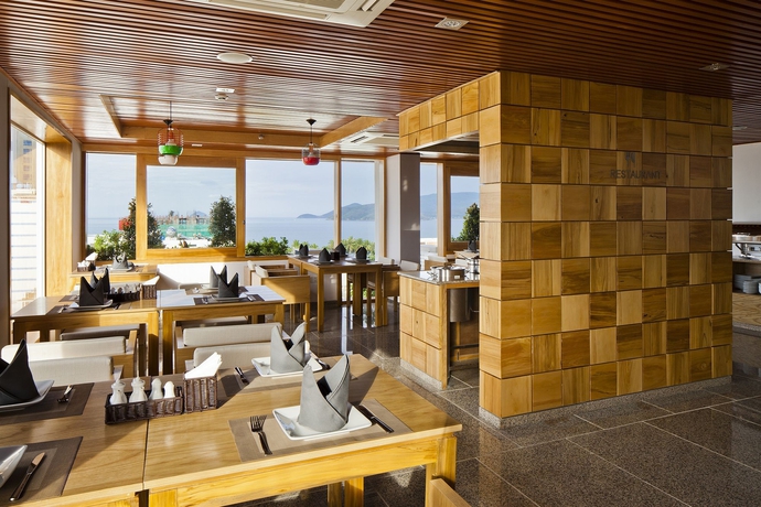 Imagen del bar/restaurante del Hotel Golden Holiday Nha Trang. Foto 2