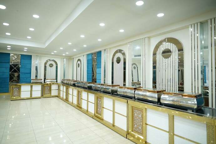 Imagen del bar/restaurante del Hotel Golden Hut Derabassi. Foto 7