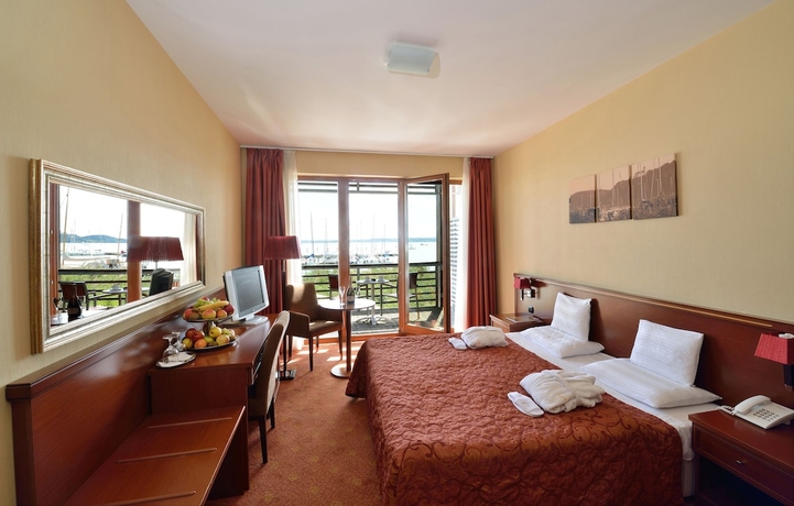 Imagen de la habitación del Hotel Golden Lake Resort. Foto 3