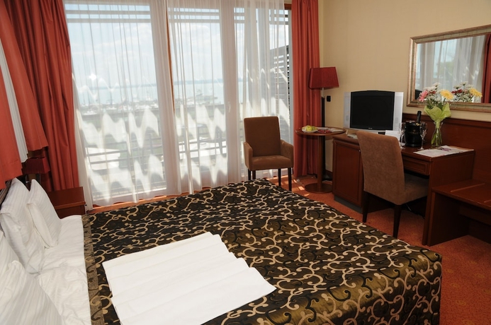 Imagen de la habitación del Hotel Golden Lake Resort. Foto 4