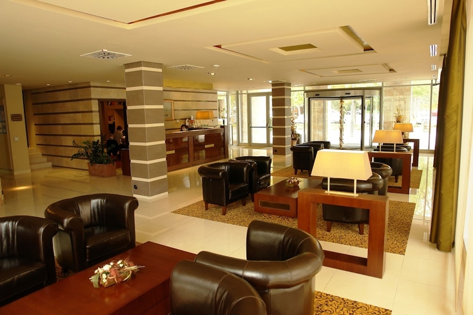 Imagen de los interiores del Hotel Golden Lake Resort. Foto 19