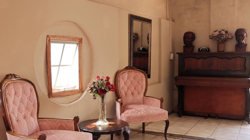 Imagen de los interiores del Hotel Golden Lantern Guest Lodge. Foto 18