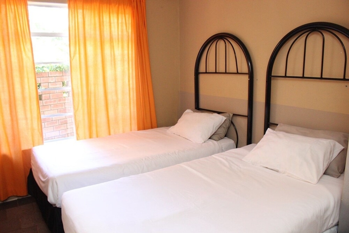 Imagen de la habitación del Hotel Golden Lantern Guest Lodge. Foto 8