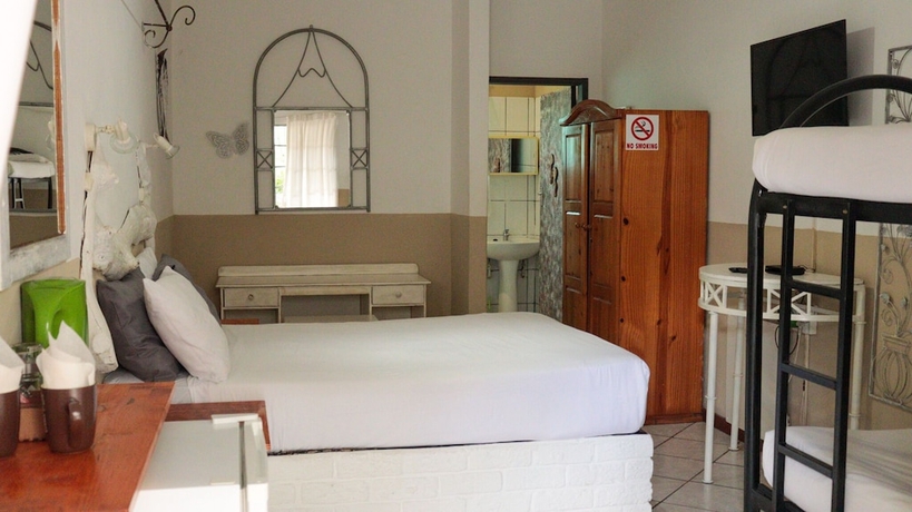 Imagen de la habitación del Hotel Golden Lantern Guest Lodge. Foto 11