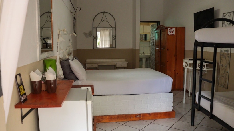 Imagen de la habitación del Hotel Golden Lantern Guest Lodge. Foto 12