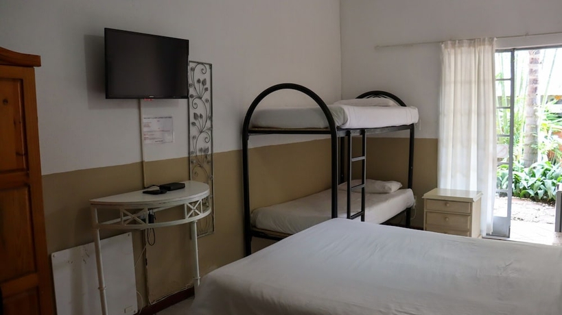 Imagen de la habitación del Hotel Golden Lantern Guest Lodge. Foto 14