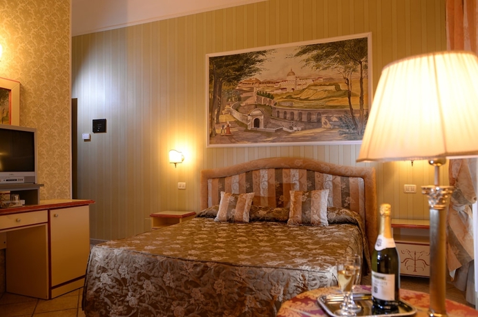 Imagen de la habitación del Hotel Golden, Ludovisi. Foto 11