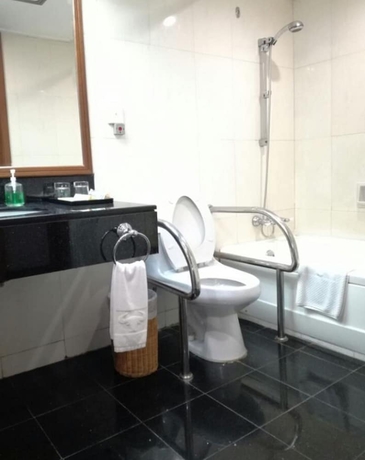 Imagen de la habitación del Hotel Golden Lustre. Foto 16
