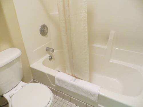 Imagen de la habitación del Hotel Golden Manor Inn and Suites. Foto 5