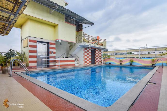 Imagen de la piscina del Hotel Golden Metro. Foto 7