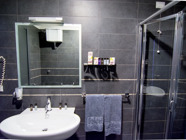 Imagen de la habitación del Hotel Golden, Nápoles. Foto 8