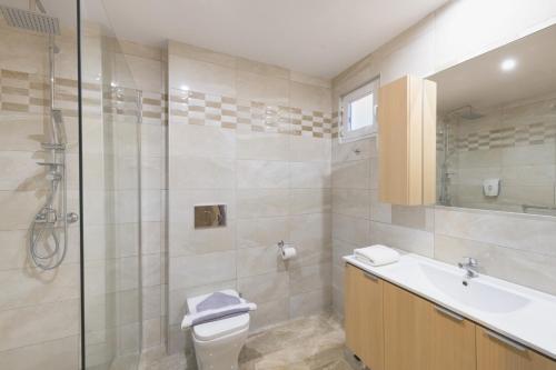 Imagen de la habitación del Hotel Golden Odyssey. Foto 19