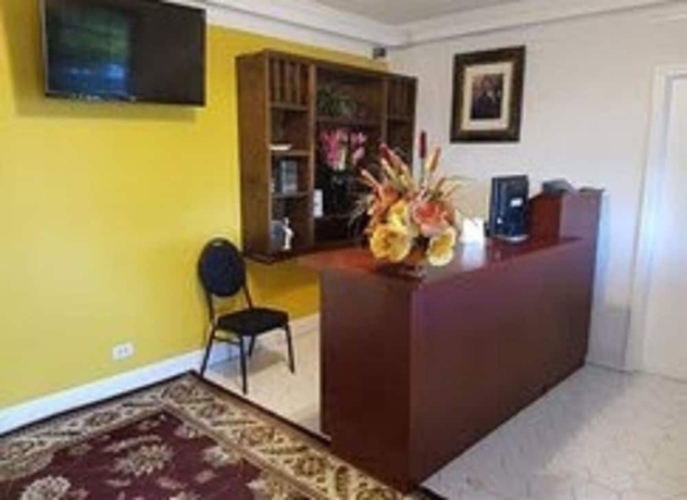 Imagen de los interiores del Hotel Golden Palms B and B. Foto 19