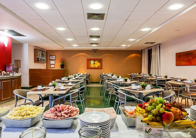 Imagen del bar/restaurante del Hotel Golden Park Uberl&acirc;ndoa. Foto 2