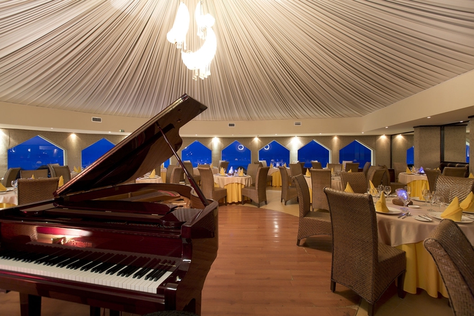 Imagen del bar/restaurante del Hotel Golden Parnassus Resort & Spa. Foto 7