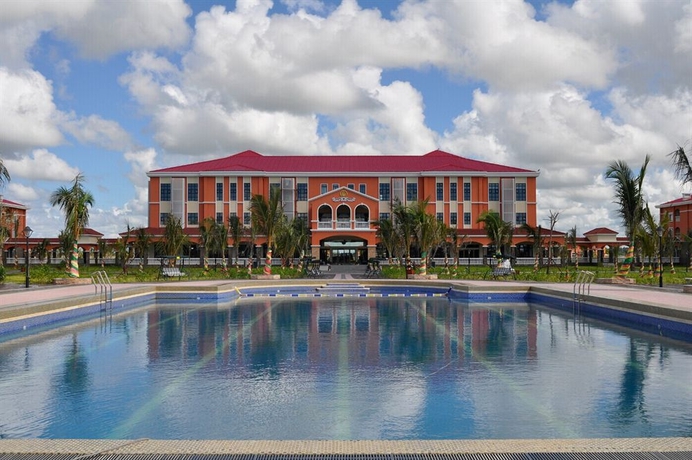 Imagen de la piscina del Hotel Golden Peacock Resort. Foto 13