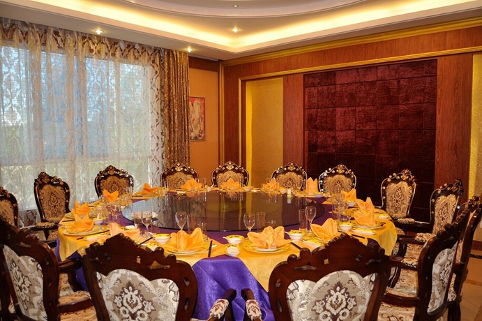 Imagen del bar/restaurante del Hotel Golden Peacock Resort. Foto 2