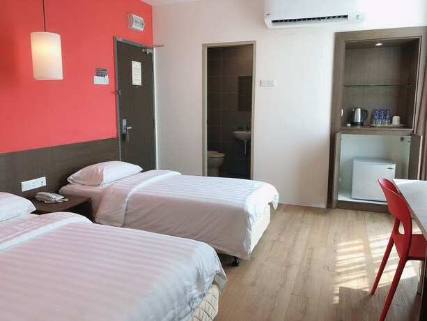 Imagen de la habitación del Hotel Golden Peak Inn. Foto 17