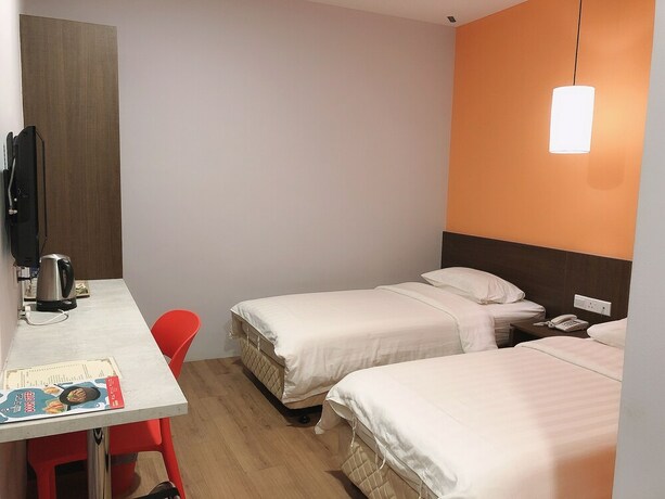Imagen de la habitación del Hotel Golden Peak Inn. Foto 21