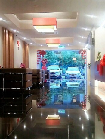 Imagen de los interiores del Hotel Golden Peak Inn. Foto 33